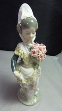 Lladro 1304 "Valencian Girl" Lady w/ Flowers Porcelain Figurine - Mint  no box