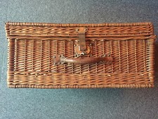 Ancienne malle capitonnée en osier,  début XXe, avec poignée serrure et clé