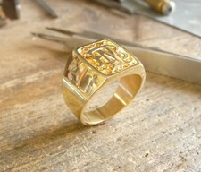 Chevalière or en forme de