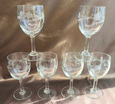 6 anciens verres à vin sur