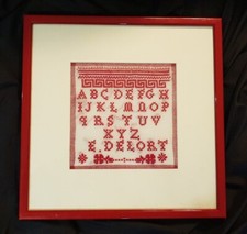 Petit abécédaire scolaire ancien sous cadre, avec erreurs, signé mais non daté