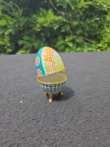Oeuf en porcelaine pilulier