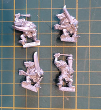 Warhammer Old world : 4  esclaves avec frondes / slaves with slings (skavens)