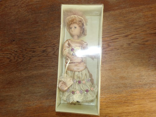 Figurine poupée porcelaine - figurine,
