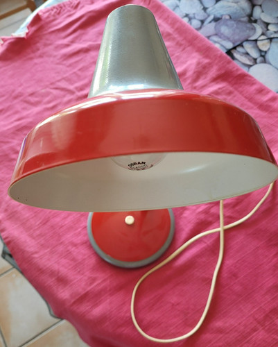 Vintage lampe poser de - lampe, a
