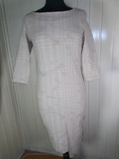Robe fourreau beige gauffré