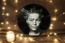  Björk , peinture sur disque