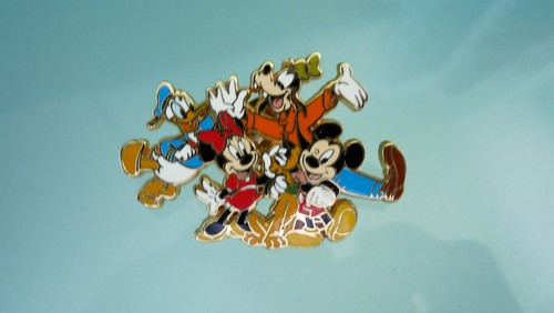 Gros pin disneyland paris - pin's,