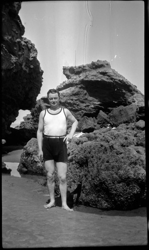 Portrait homme debout - , maillot