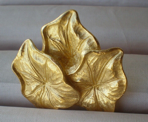 Beau bouton en metal dore - ,