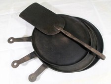 Lot de 3 galettières crêpières et 1 spatule en fonte