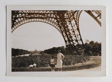 Au pieds Tour Effeil Paris