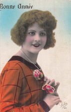 CP BLEUE BONNE ANNEE FEMME MAQUILLEE COLLIER PERLES ROSES FLEURS - 16856