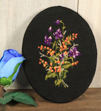 Ancien Cadre Murale Brodé à la Main Fleurs sur fond Noir Broderie Vintage Ovale
