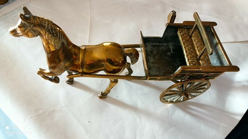Cheval tirant charrette - , en