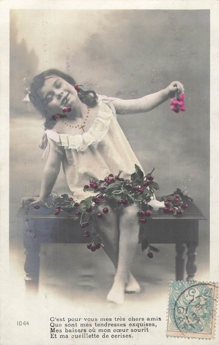 Petite fille pieds nus banc - cp,