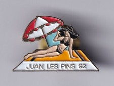 RARE PINS PIN'S .. FILLE SEXY GIRL EROTISME BIKINI PLAGE JUAN LES PINS 06 ~FD