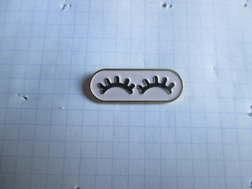 Pin cils couieur rose - pin's,