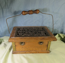 Ancienne chaufferette à braises en  bois & plaque en fonte sur le couvercle.