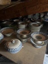 Service de 76 pièces en Faïence De Gien