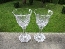 Deux verres à vin rouge en