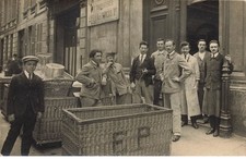 Photo Card - PARIS - Le Printemps Store - Men in front of an entrance