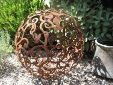 Boule décorative en rouille