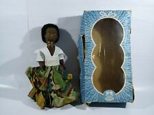 ARI 062 poupée noire Antilles 38 cm en boîte