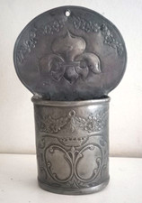 Pot en étain surmonté d'une fleur de Lys