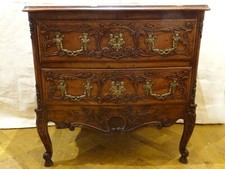 Petite commode sauteuse provençale noyer sculpté bronze coquilles XVIIIème