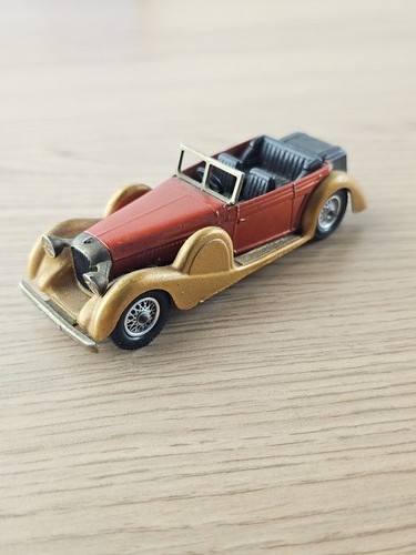 Voiture miniature rétro