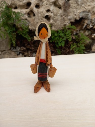 Joile poupée miniature - , en