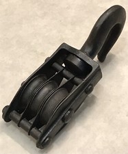 Outil Ancien poulie en fer à 3 réas