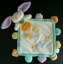 S9. DOUDOU PLAT BABY NAT LAPIN BLANC VERT JAUNE EMPREINTES CRAK GRELOT - TBE
