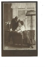 FANTAISIE - SERIE DOUCE IDYLLE - COUPLE ENLACE DANS FAUTEUIL CLUB