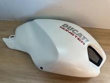 UN CAPOT COUVRE RESERVOIR