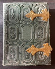 Petit album photo pour 30 CDV cuir et laiton gravé époque Napoléon III D137