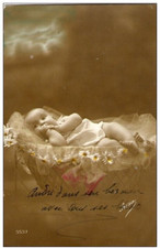 K19 / BEAUTIFUL POSTCARD BABY IN CRIB / SLEEPING