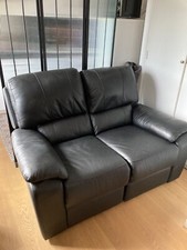 Beau canapé 3 places en cuir noir se met en position relax