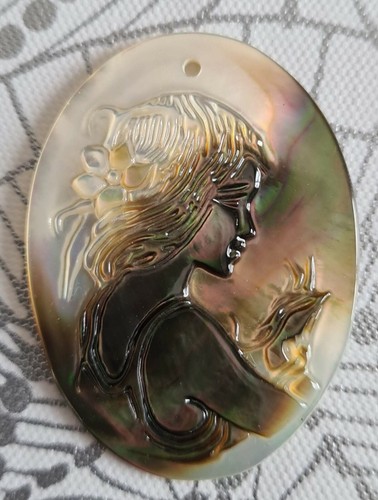 Pendentif camée jeune - , fille