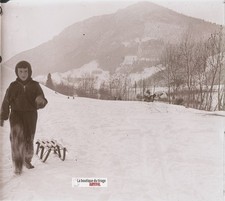 Enfant luge, montagne hiver
