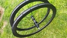 paire de roues carbone disque 45/28 mm compatible pneu tube type ou tubeless.
