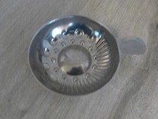 ancien tastevin taste vin pub Cellier des Dauphins vin gouteur coupelle vintage