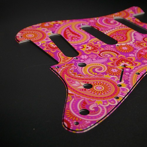 Fender strat pickguard - fender,