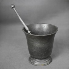 Ancien mortier et pilon en