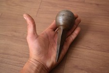 Ancienne enclume boule de fer