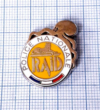 Pin's RAID fond jaune GROUPE d'élite POLICE NATIONALE Pieuvre Plongée Plongeurs