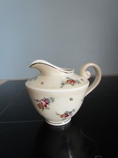 PETIT POT A LAIT  MANUFACTURE ROYALE DE  LIMOGES  DECOR FLORAL ET  DORURE