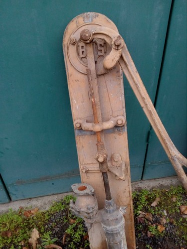 Ancienne pompe eau fonte - eau,