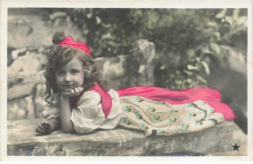 Enfant fillette allongée - enfant,